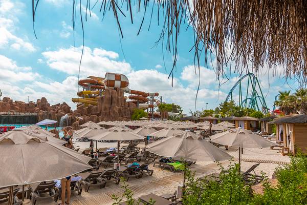 Strand im Land of Legends Kingdom mit Sonnenschirmen und Wasserrutschen