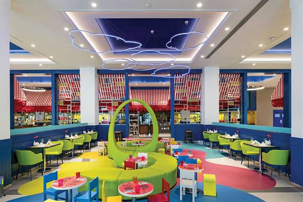 Interieur des Restaurants im Land of Legends Kingdom mit farbenfrohen Tischen und Stühlen
