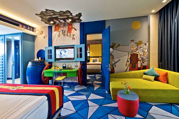 Zimmer im The Land of Legends Kingdom Hotel mit farbenfrohem Design und thematischen Elementen.