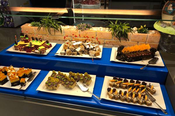 Dessertsbuffet im Land der Legenden Königreich Hotel mit verschiedenen Kuchen und Gebäck.