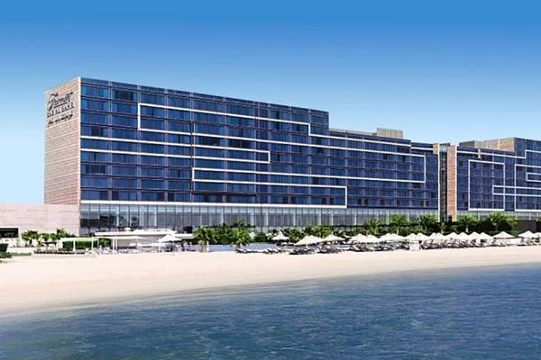 Luftaufnahme des Fairmont Bab Al Bahr Hotels mit Strand und Meer im Hintergrund.