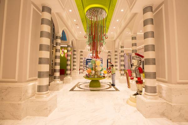 Lobby des Land of Legends Kingdom Hotels mit Marmorboden und bunten Dekors.