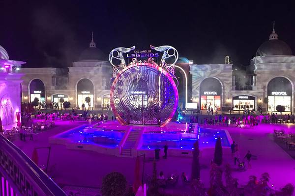 Die Haupteinfahrt zum The Land of Legends Kingdom Hotel bei Nacht mit einer großen leuchtenden Installation.