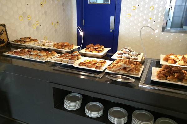 Buffet mit verschiedenen Gebäcksorten im Land of Legends Kingdom Hotel.