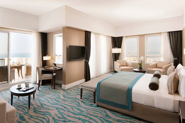 Luxuriöse Suite im Rixos Bab Al Bahr Hotel mit Blick auf das Meer.