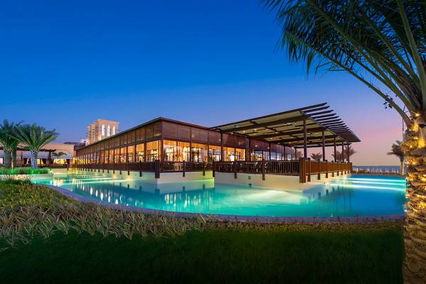 Rixos Bab Al Bahr Hotel mit Pool und Beleuchtung bei Nacht