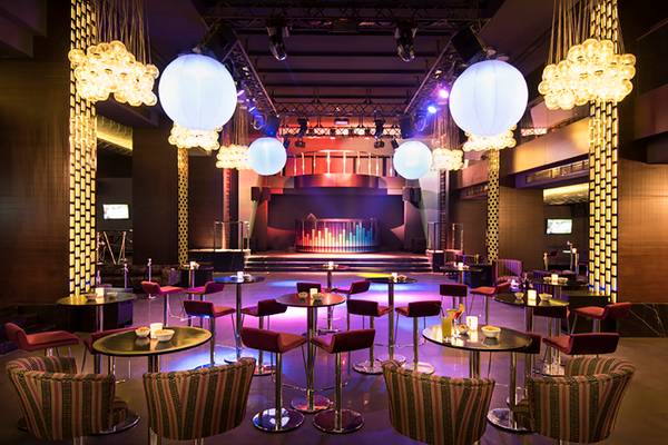 Innenansicht des Rixos Bab Al Bahr Hotel-Lobbys mit runden Lichtinstallationen und gepolsterten Stühlen.