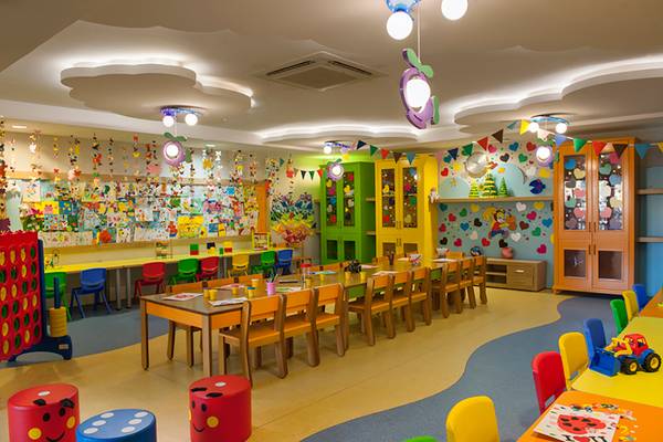 Ein buntes Kinderzimmer im Rixos Bab Al Bahr Hotel mit farbenfrohen Möbeln und Dekorationen.