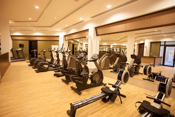 Fitnessstudio im Rixos Bab Al Bahr Hotel mit verschiedenen Trainingsgeräten.