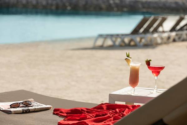 Strandlounge mit Cocktails am Rixos Bab Al Bahr Hotel