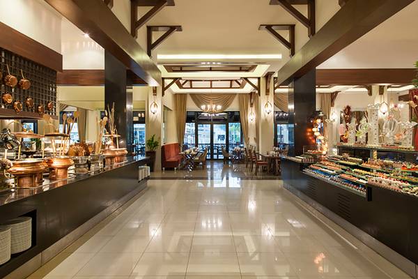 Innenansicht des Restaurants im Rixos Bab Al Bahr Hotel mit Buffet und Sitzbereichen.