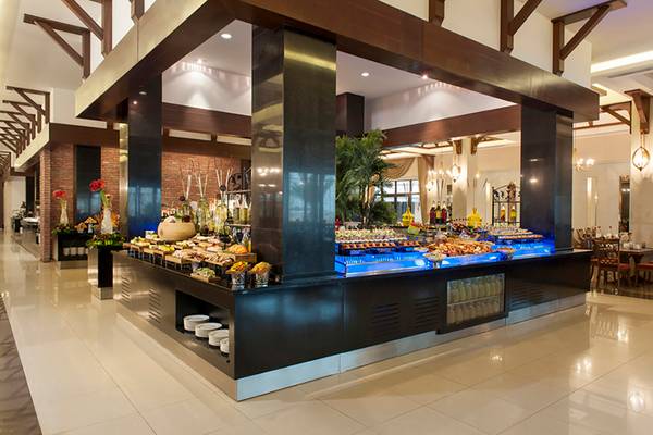 Buffetbereich im Rixos Bab Al Bahr Hotel mit verschiedenen Speisen und Getränken.