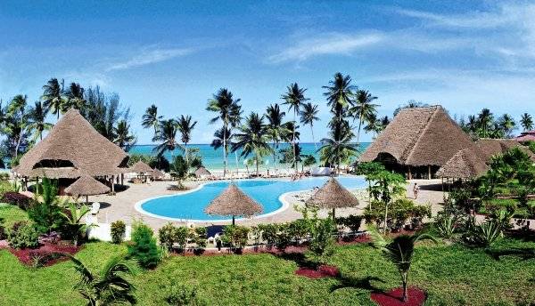 Luftaufnahme des VOI Kiwengwa Resorts mit Swimmingpool, Palmen und afrikanischen Strohdächern.