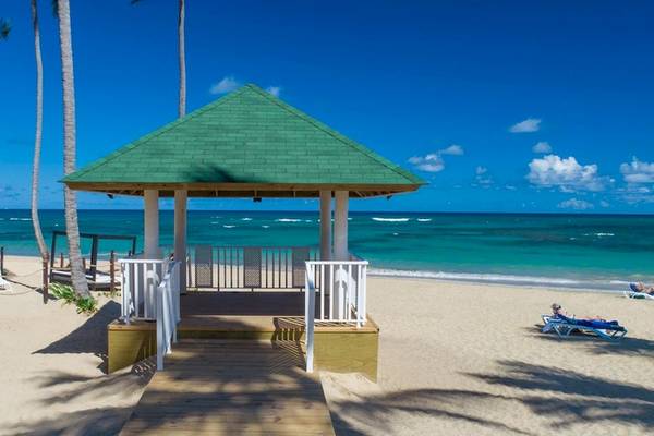 Gazebo am Strand des Grand Sirenis Punta Cana Resorts mit Blick auf das Meer
