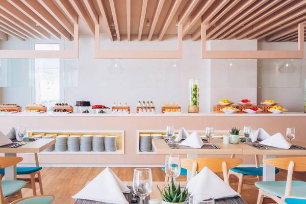 Innenansicht des Restaurants im Iberostar Waves Alcudia Park mit Buffet und gedeckten Tischen.