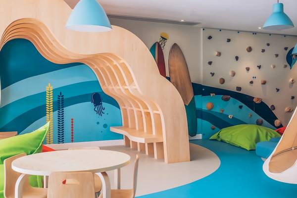 Kinderzimmer im Iberostar Waves Alcudia Park Hotel mit maritimem Design und bunten Wandmalereien.