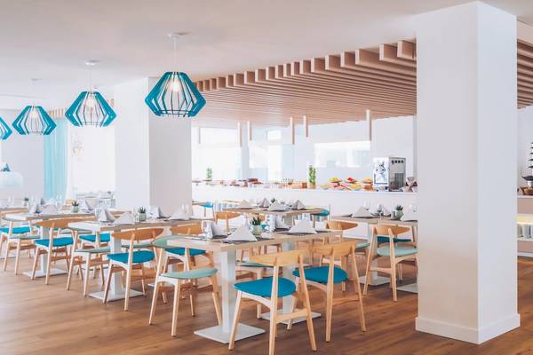 Restaurant des Iberostar Waves Alcudia Park Hotels mit Holzböden und modernen Möbeln