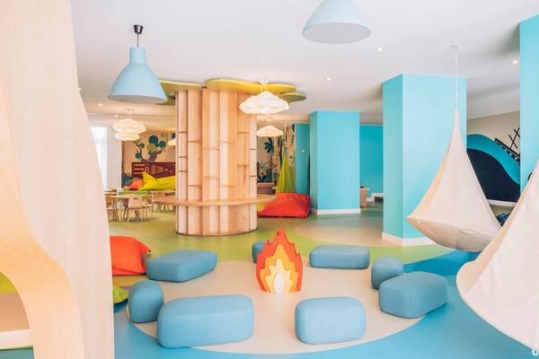 Kinderspielbereich im Iberostar Waves Alcudia Park Hotel mit bunten Möbeln und Hängesesseln.