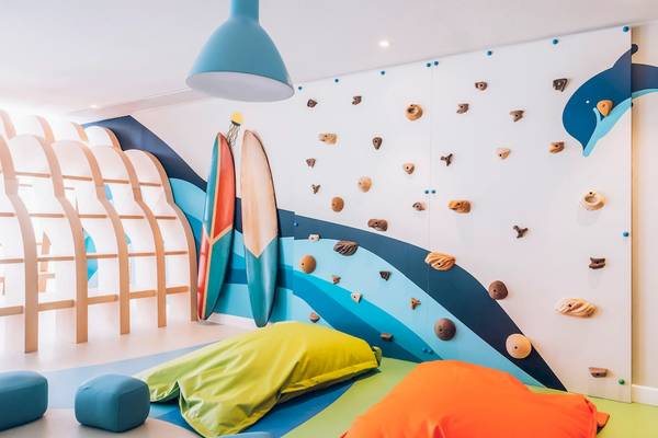 Hotelzimmer im Iberostar Waves Alcudia Park mit bunter Wandgestaltung und Kletterwand.