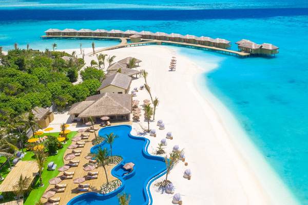 Luftaufnahme des You & Me Maldives Resorts mit Strand, Schwimmbad und Wasservillen.
