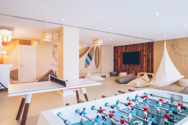 Spielzimmer im Iberostar Waves Alcudia Park Hotel mit Tischtennistisch und Tischfußball