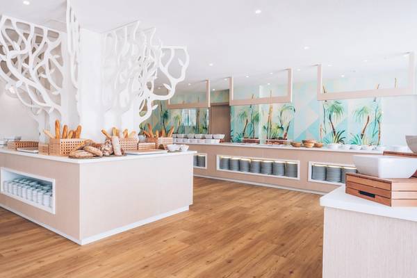 Frühstücksbuffet im Iberostar Waves Alcudia Park mit Brot, Gebäck und Kaffee.