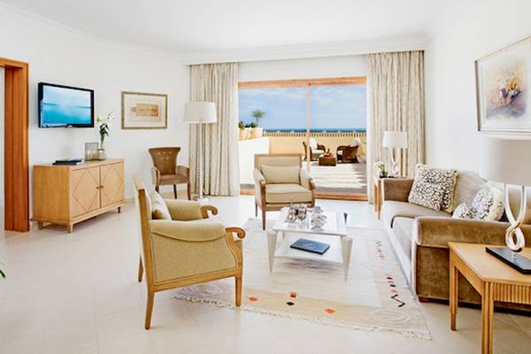 Wohnbereich im Mövenpick Resort & Marine Spa Sousse mit moderner Einrichtung und Meerblick.