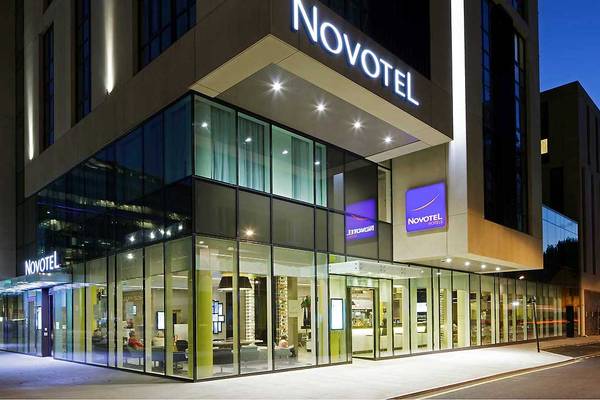 Außenansicht des Novotel London Blackfriars Hotels bei Nacht