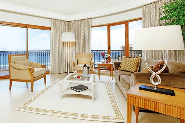 Wohnzimmer im Mövenpick Resort & Marine Spa Sousse mit Blick auf das Meer.