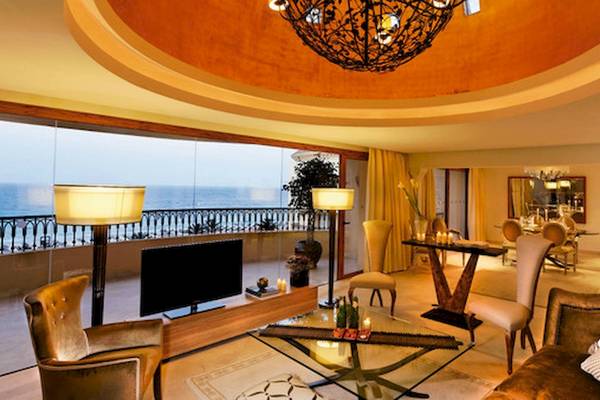 Suite im Mövenpick Resort & Marine Spa Sousse mit Meerblick, modernem Interieur und Panoramafenstern.