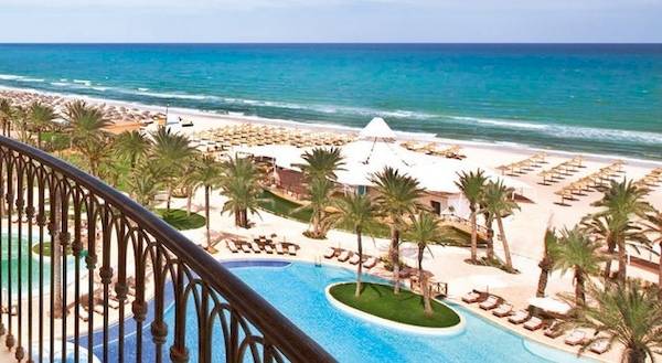 Balkonansicht des Mövenpick Resort & Marine Spa Sousse mit Blick auf das Meer und den Strand.