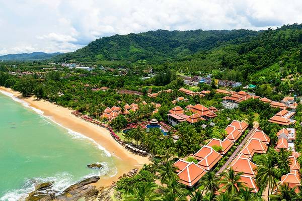 Luftaufnahme des Khao Lak Laguna Resorts an der Küste mit üppiger grüner Landschaft und roten Dächern