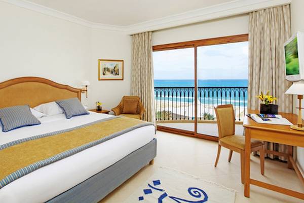 Hotelzimmer im Mövenpick Resort & Marine Spa Sousse mit Blick auf das Meer.