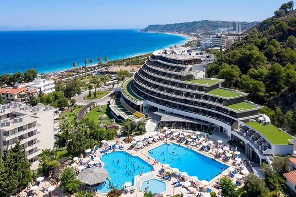 Luftaufnahme des Olympic Palace Resorts mit Swimmingpool und Blick auf das Meer