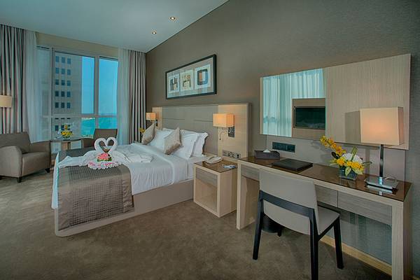 Hotelzimmer im TRYP by Wyndham Abu Dhabi City Center mit Blick auf das Meer.