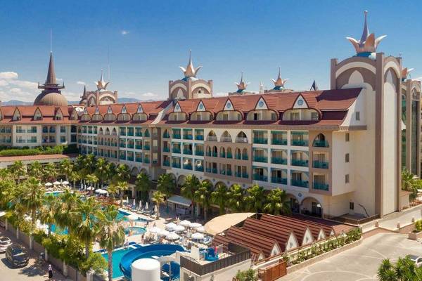 Außenansicht des Side Crown Palace Hotels mit Pool und Gärten