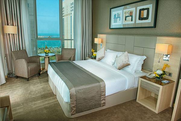 Hotelzimmer im TRYP by Wyndham Abu Dhabi City Center mit Blick auf das Meer.