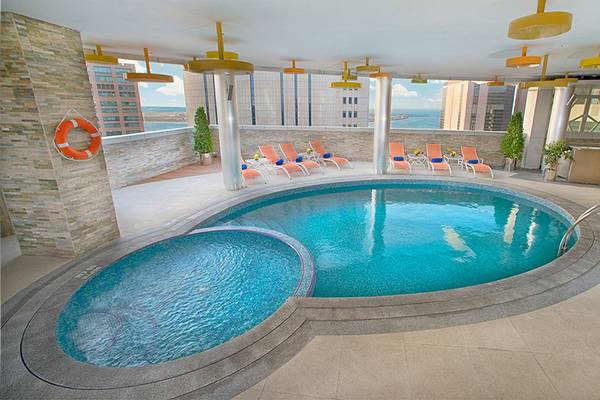 Pool auf der Dachterrasse des TRYP by Wyndham Abu Dhabi City Center mit Blick auf die Stadt
