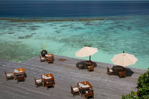 Coco Bodu Hithi Hotel Terrasse mit Tisch und Umbrella