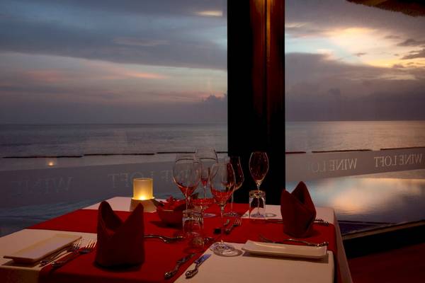 Tisch im Coco Bodu Hithi mit roter Tischdecke und Aussicht auf das Meer