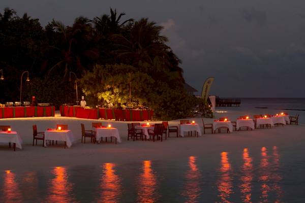 Dinnertische von Coco Bodu Hithi auf dem Strand bei Nacht