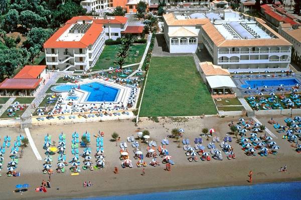 Luftaufnahme des Astir Beach Hotels in Zakynthos mit Pool, Liegewiese und Strand