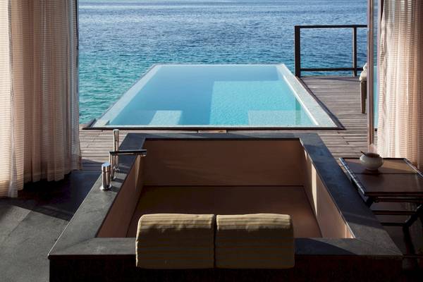 Pool mit Meerblick im Coco Bodu Hithi Hotel.