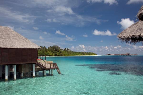 Wasservilla im Mallesiven Meer, Coco Bodu Hithi Hotel, Blick auf die Lagune und Inseln
