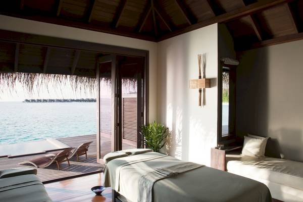 Massage-Behandlungsraum im Coco Bodu Hithi Hotel mit Blick auf das Meer.