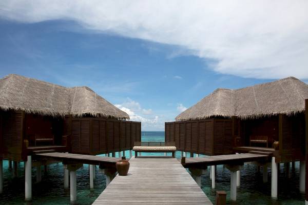 Coco Bodu Hithi Wasserbungalows am Strand mit Blick auf das Meer