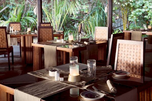 Restauranttisch von Coco Bodu Hithi mit Kerzen und Tellern.