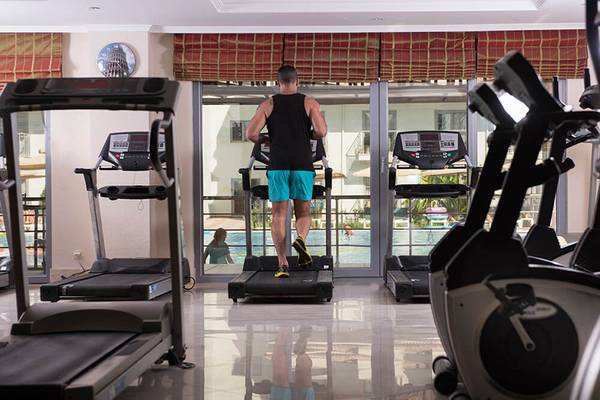 Ein Mann trainiert auf einem Laufband im Fitnessbereich des Clubs Nena.