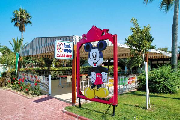 Cocktail-Kinder-Schild mit Mickey-Maus-Figur im Club Nena