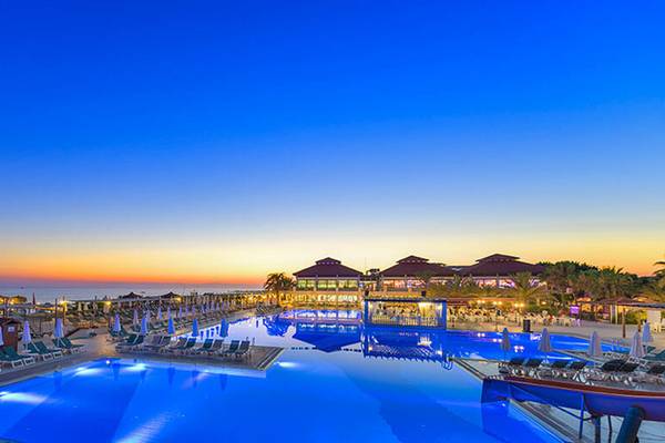 Abendlicher Swimmingpool im Club Nena Hotel mit Sonnenuntergang am Horizont